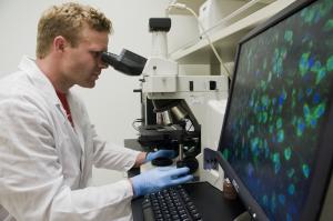 Michael Schwartz in the lab
